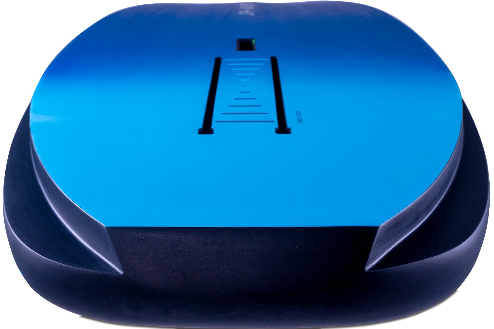 X-Winger 2025 wingfoil deszka hátsó része tail cut-out kialakítással és foil sínekkel