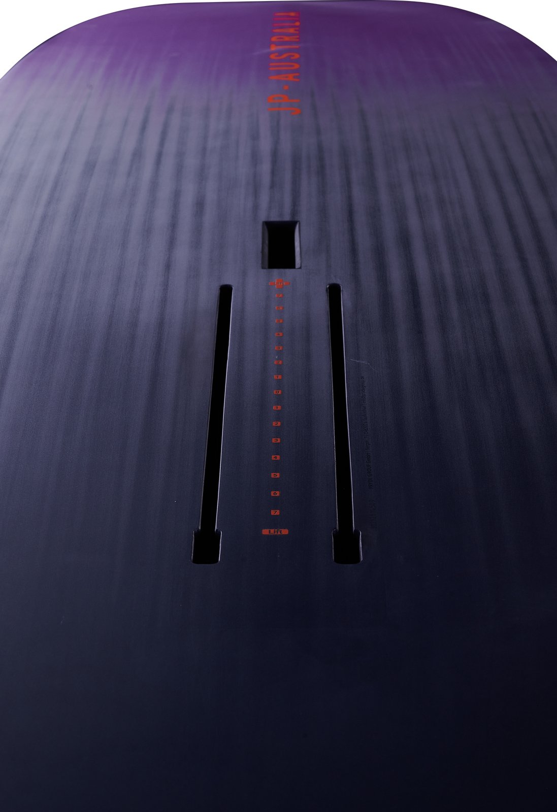 JP-Australia X-Winger 2026 wingfoil deszka foiltartó sínjeinek közeli képe