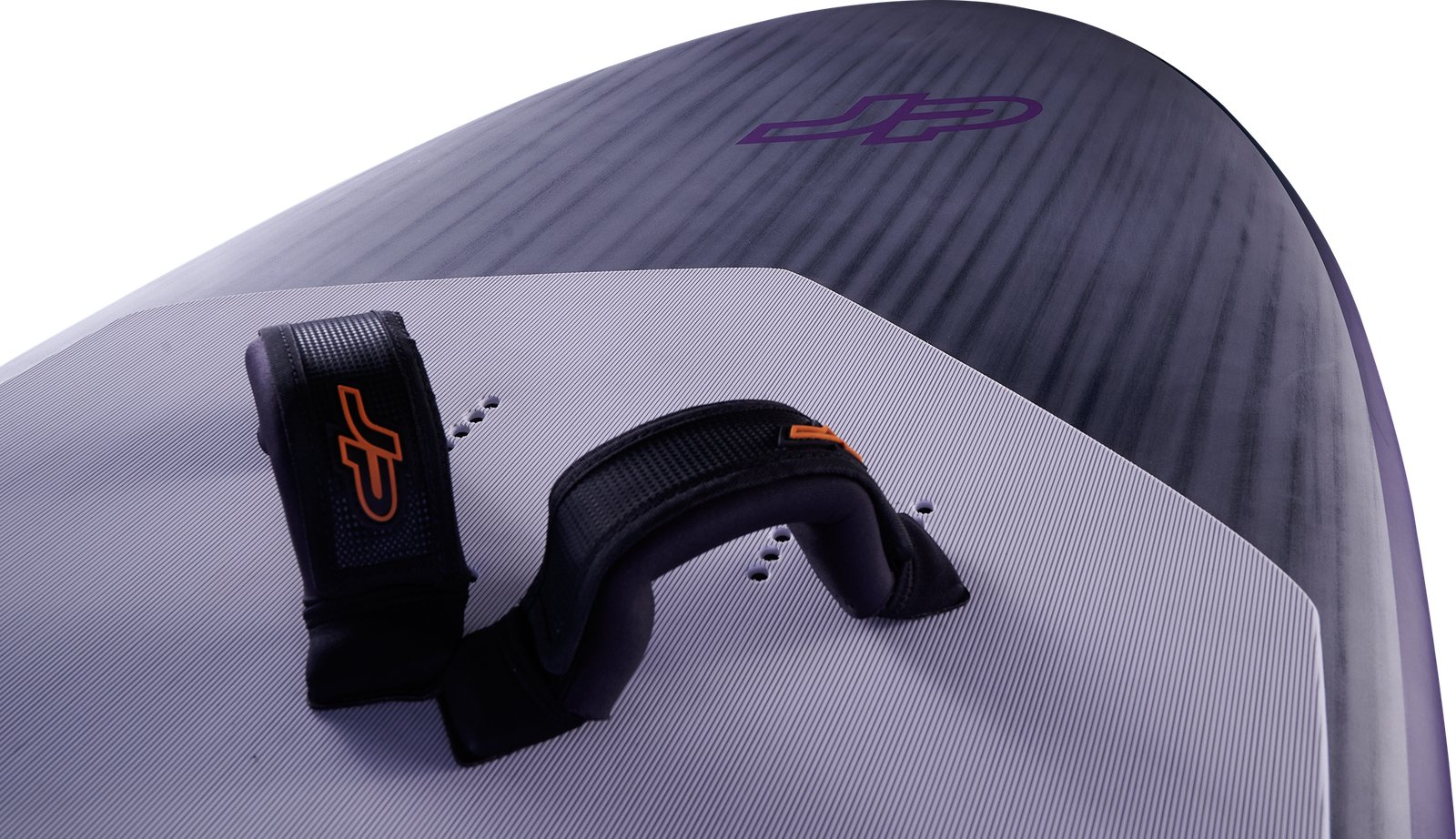 JP X-Winger 2026 wing foil deszka részlet lábszíjjakkal és csúszásgátló deck paddal