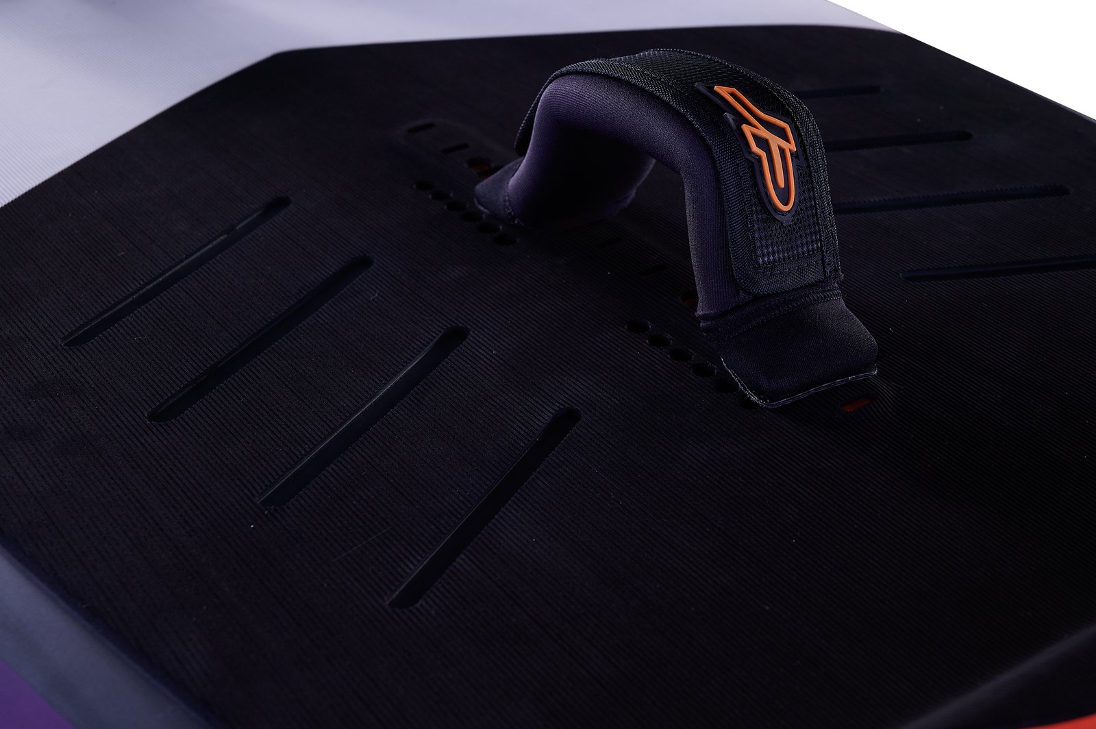 X-Winger 2026 wingfoil deszka fedélzete lábpánttal és foil rögzítősínekkel