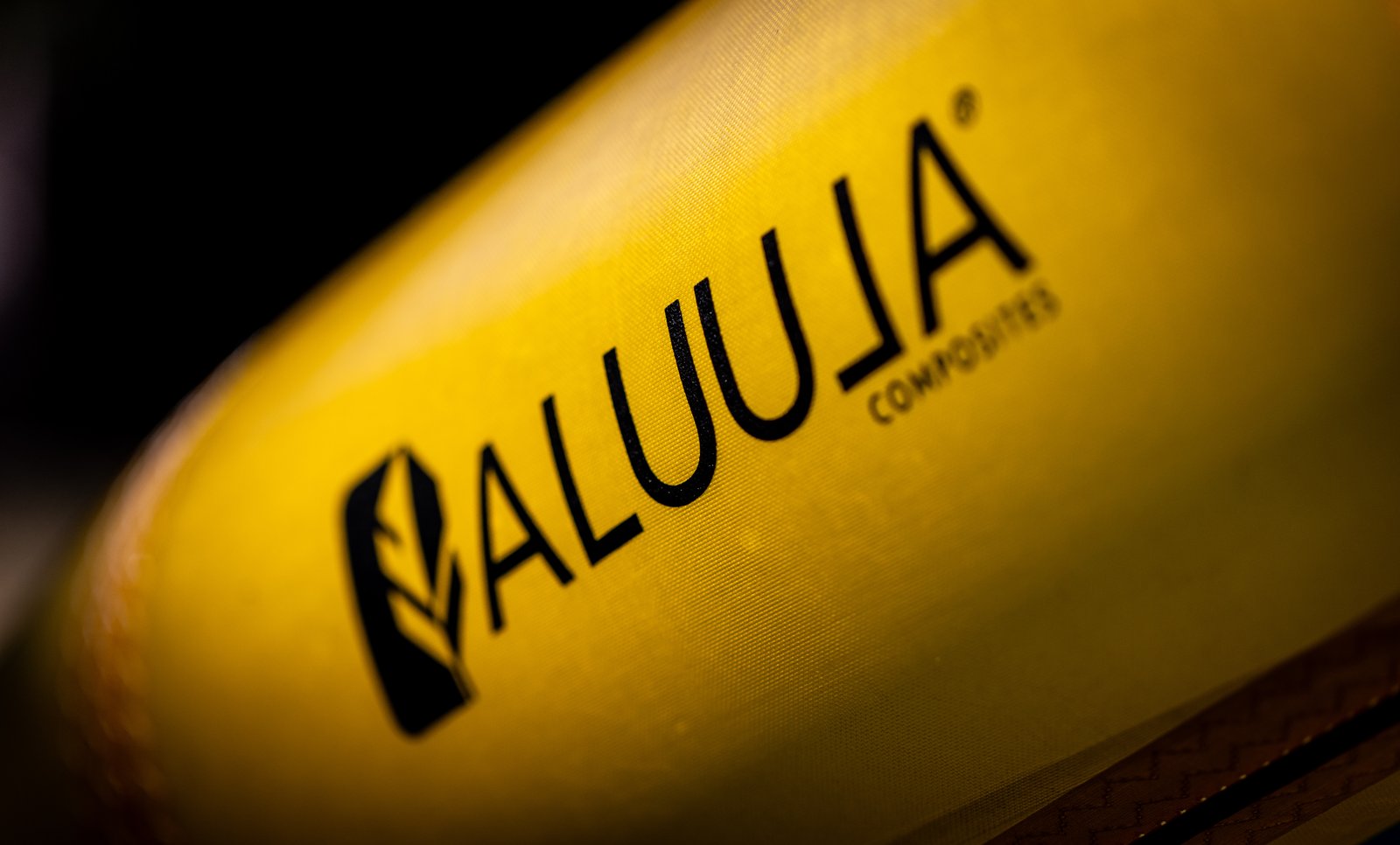 Cabrinha Mantis APEX 2026 wingfóil merevítőjén látható Aluula Gold technológiai logó és anyagstruktúra