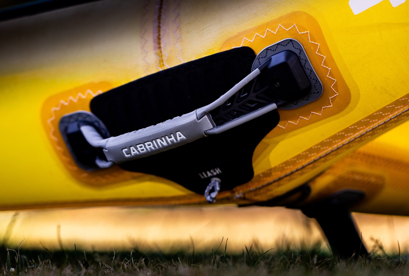 A Cabrinha Mantis APEX 2026 wing merev fogantyúja lemezcsatlakozással