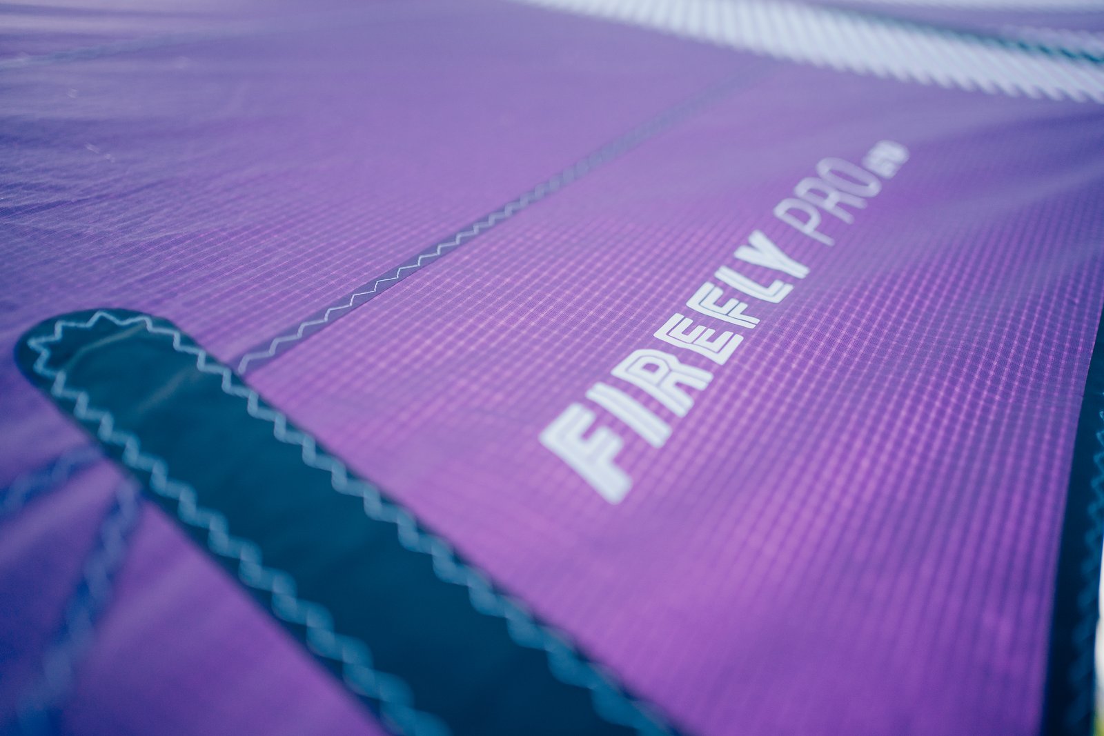 A FireFly PRO LTD 2026 wing freestyle és wave technikai részletei, látható varrás és anyagstruktúra a lila kupolán