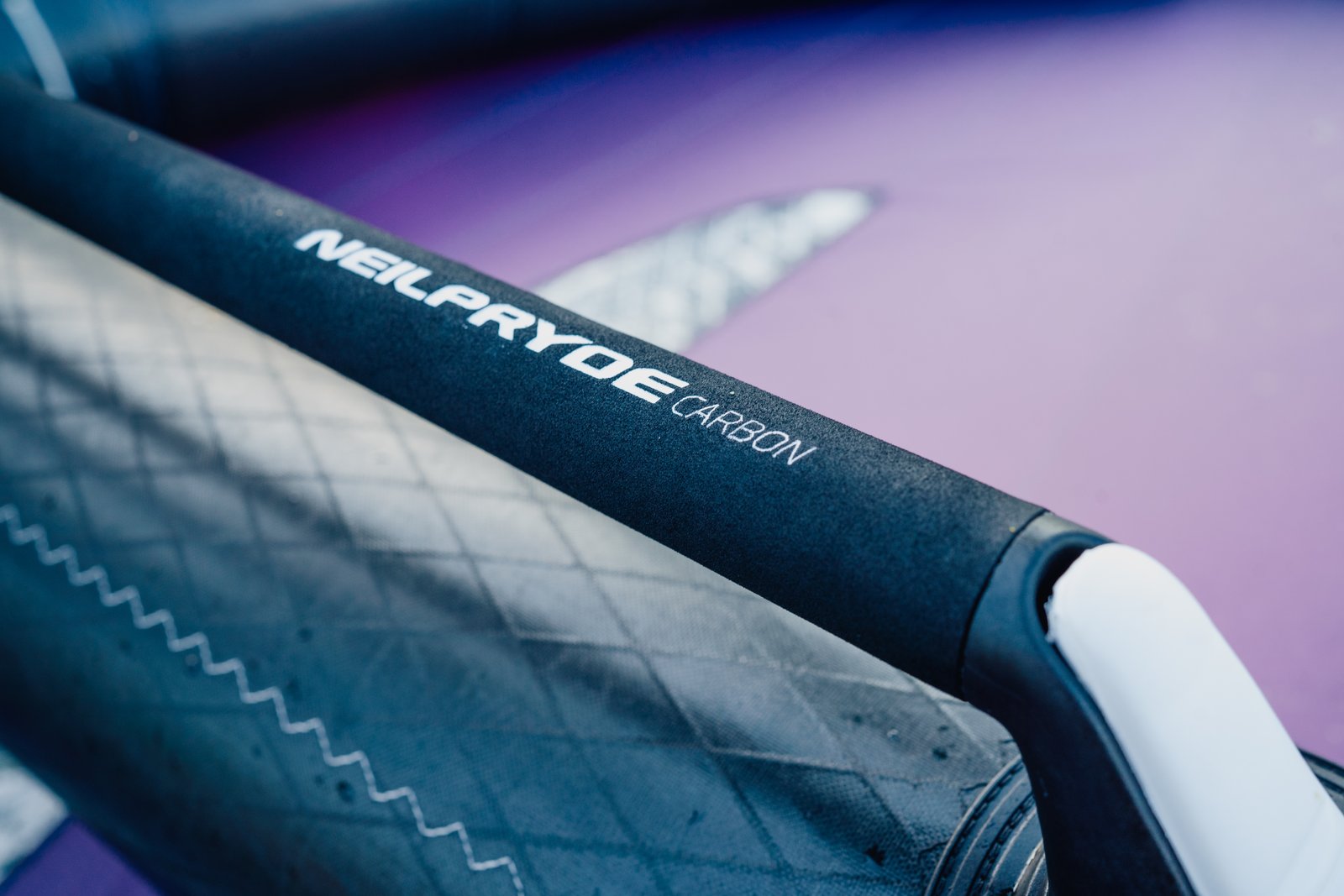 NeilPryde FireFly PRO LTD 2026 wing karbon fogantyúja és részletei