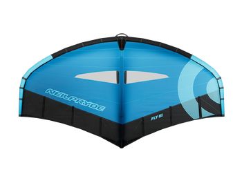 NeilPryde FLY III 2025 kék allround wingfoiling szárny fekete háttér előtt